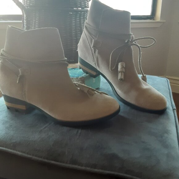 Size 9 1/2 10 ankle boots by Sorel. - Picture 6 of 6